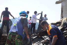 Pemkot Jayapura bersihkan sisa material kebakaran di Kelurahan Mandala
