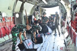 TNI AU salurkan alat kesehatan dukung penanganan karhutla