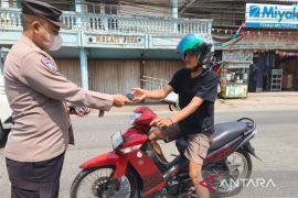 Polisi Bogor bagikan masker antisipasi abu vulkanik Anak Krakatau