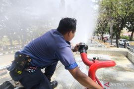 Damkar Bogor semprot jalan di 11 wilayah bersihkan dampak abu vulkanik