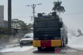 Water cannon Polres Bogor dikerahkan semprot abu vulkanik di jalan