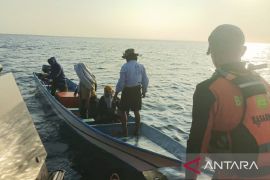 Tim SAR Tual evakuasi lima nelayan terombang-ambing di laut