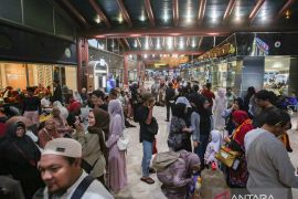 Sebaran abu vulkanik Anak Krakatau akibatkan 4 bandara ditutup