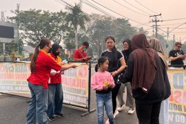 Alfamart bagikan masker dan vitamin kepada warga terdampak kabut asap