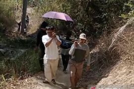 Buntut video viral pasien ditandu 10 KM, Pemkab genjot perbaikan jalan di Cianjur Selatan