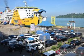 Sunda Strait ferry services remain normal amid Anak Krakatau eruption