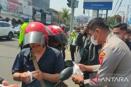 Polres Cianjur bagikan 2.000 masker antisipasi abu vulkanik Anak Krakatau