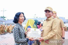 Bupati Sergai tegaskan disiplin ASN, beri apresiasi 24 PNS purnatugas