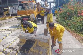 Bina Marga Jaktim pasang pengaman di lokasi jalan amblas Kali Buaran