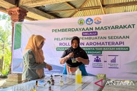 Riset untuk masyarakat, Tim PkM Unbrah latih KWT Bayam Merah Aia Pacah produksi roll on aromaterapi