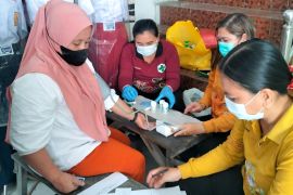 Tim CKG di Gunung Mas turun ke pasar periksa kesehatan pedagang