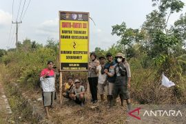 Satlantas Polres Bangka Selatan-Pemdes Jeriji pasang spanduk imbauan di titik rawan lakalantas