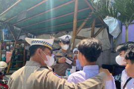 Polres Cimahi sebarkan masker ke pelajar mitigasi dampak abu vulkanik