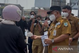 Pemkot membagikan 5.000 masker KN95 lindungi warga dari polusi udara