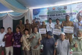 Bantu Pokdakan Betara-Tebing Tinggi, SKK Migas PetroChina Salurkan Sapi hingga Bibit Ikan