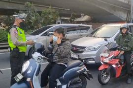 Antisipasi sebaran abu vulkanik, Polisi bagikan masker di Jakbar