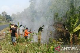 Dua truk tangki air dikerahkan padamkan karhutla di lima desa OKU