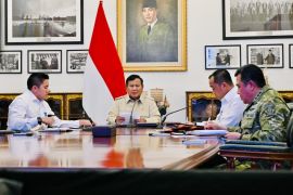 Prabowo siapkan kapal induk helikopter dan drone untuk hadapi bencana