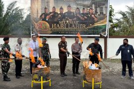 Kejari Mimika musnahkan barang bukti  19 perkara