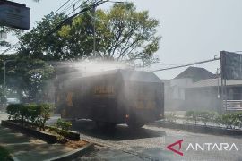 Abu Krakatau tebal, Polres Cianjur terjunkan Water Canon untuk cuci jalan
