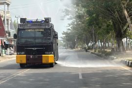 Cuaca ekstrem, Polda Kaltara turunkan Rantis AWC siram jalan berdebu