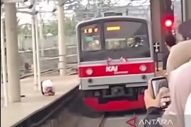 Penumpang yang diduga lompat ke rel Tanah Abang dievakuasi petugas