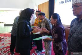 Ratusan guru rohani lintas agama di Banyuwangi menerima insentif