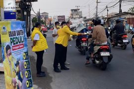 Golkar Banten bagikan masker pada warga terdekat Gunung Anak Krakatau