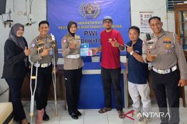 Satlantas Polresta Bukittinggi bagikan masker untuk wartawan