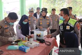Polres OI bantu warga, beri layanan berobat gratis antisipasi dampak kabut asap
