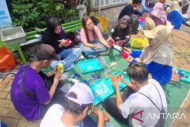 Puluhan anak berkebutuhan khusus belajar kelola sampah