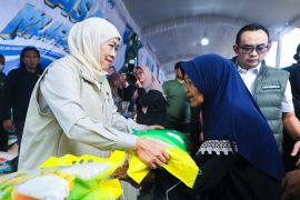 Khofifah ringankan beban warga Pasuruan lewat pasar murah saat kemarau