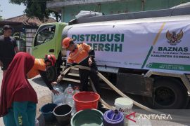 Baznas Sumedang salurkankan 12 ribu liter air bersih di Darmaraja