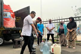 Pengemudi ojek di Pontianak dapat bantuan air bersih dan sembako