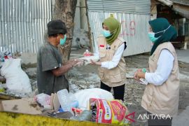 Baznas bagikan makanan bagi pekerja terdampak debu vulkanik di Jakarta
