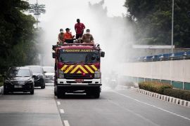 Pemkot Jakbar lakukan penyemprotan "water mist" di Kembangan