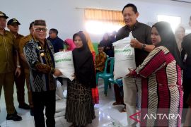 Gubernur Gorontalo salurkan bantuan beras CPP untuk ribuan KPM