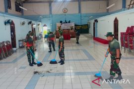Korpasgat&nbsp;bantu warga bersihkan rumah ibadah di Bekasi