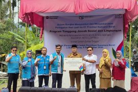 PLN salurkan TJSL Rp106,5 juta bagi pembudidaya ikan mas di Agam