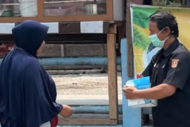 Pemkab Agam bagikan masker ke warga antisipasi ISPA