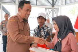 Pemkab Magetan serahkan 80 sertifikat tanah PTSL kepada warga
