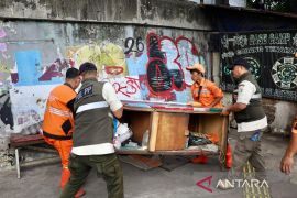 Petugas tertibkan bangunan liar pedagang-posko ojol di Kampung Bali