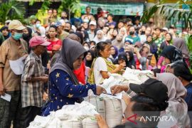 Warga Cempaka Putih Barat terima beras Bulog sambil aktivasi IKD