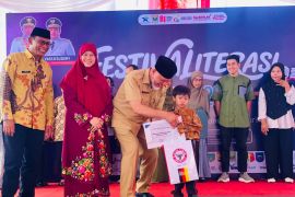 Festival Literasi Sumbar 2026, Gubernur Mahyeldi serahkan penghargaan bagi para pemustaka terbaik