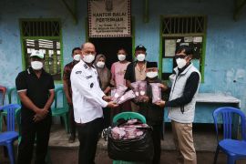 SMBR bagikan masker ke masyarakat di lingkungan perusahaan