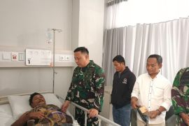 Dandim Manggarai Barat jenguk korban dugaan pemukulan TNI