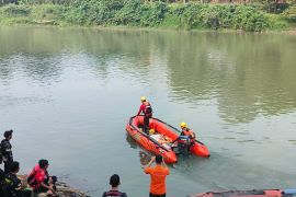 Tim SAR cari pelajar MTs tenggelam di Sungai Lematang Muara Enim