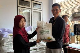 Pemprov Jabar sebar bantuan beras dan bibit ayam ke desil 1-5 Purwakarta