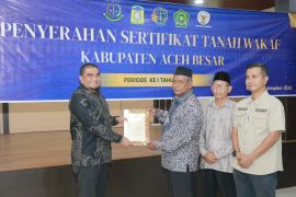 20 nazir di Aceh Besar terima sertifikat tanah wakaf, Kankemenag tekankan wajib produktif