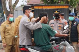 Polres Lamsel bagikan masker kepada warga terdampak abu Krakatau